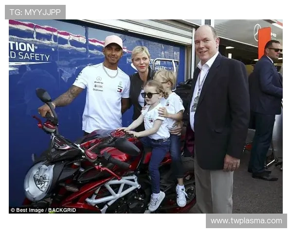 足球明星化妆成老人的趣味变身全记录与背后故事揭秘