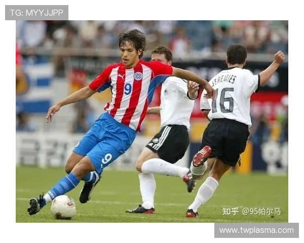 足球明星化身普通人街头踢球引发路人惊喜与欢笑