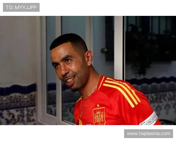 足球明星半脸合照展现独特魅力与风采引发球迷热议与期待