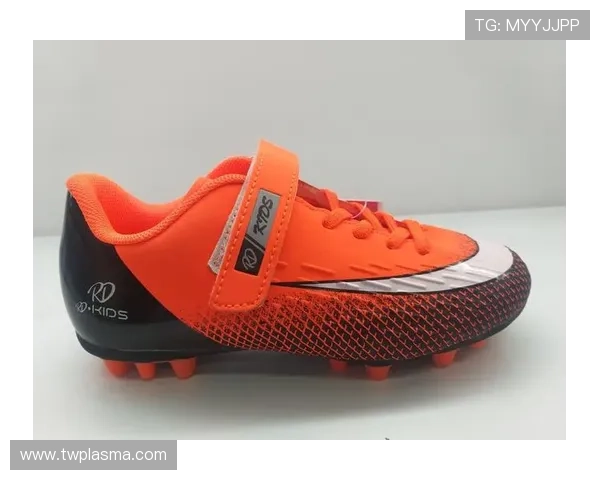 足球明星涂鸦鞋的创意设计与时尚潮流完美结合的精彩展示