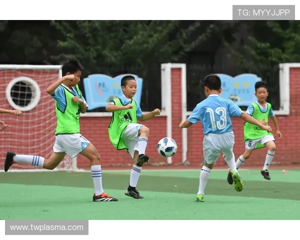 足球明星走进乡村与农民同场竞技精彩瞬间回顾